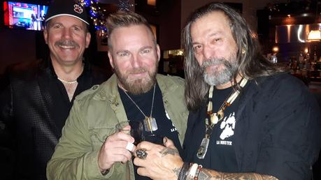 Les Loups Qui Donnent La Patte (sans complètement réaliser que ce sont eux que nous voulons chasser)