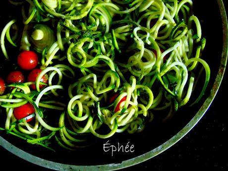 Spaghettis de courgettes au pesto à la poêle Spaghettis de courgettes au pesto à la poêle