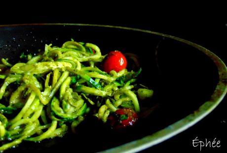 Spaghettis de courgettes au pesto à la poêle Spaghettis de courgettes au pesto à la poêle