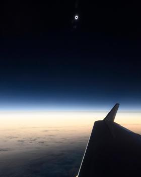 Photo prise en avion au-dessus de l’océan Pacifique. La Lune vient d’engloutir le Soleil. L’ombre de notre satellite se projette pour la première fois de la journée sur la Terre — Crédit : Babak Tafreshi, Twanight