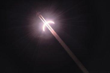 La Lune n’a pas encore totalement masqué le Soleil quand un avion fend le ciel (peut-être American Airlines 9661). Une composition quasi symétrique que l’auteur n’avait pas prémédité. « Ça n’arrive qu’une fois dans une vie ! » a-t-il déclaré — Crédit : cursetenj sur Reddit, à voir aussi sur Imgur