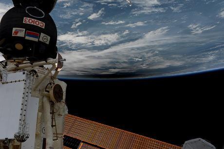 Paolo Nespoli, astronaute de l’ESA à bord de la Station spatiale, n’a pas manqué l’événement. Vu de l’espace, à 400 km du sol terrestre, l’éclipse totale du Soleil offre un spectacle tout aussi impressionnant. Le limbe de la Terre est ici plongé dans les ténèbres — Crédit : ESA, NASA