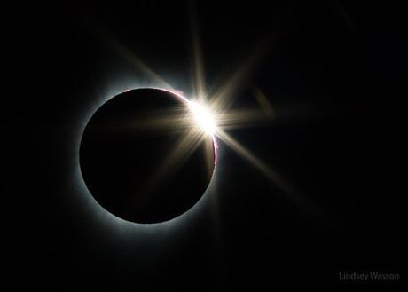 Les grains de Bailly apparaissent. Totalité de l'éclipse de Soleil -- Crédit : Lindsey Wasson