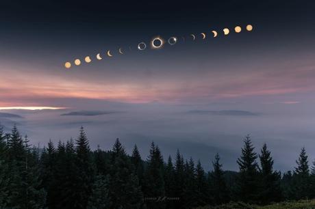 Autre photo composite montrant la Lune glissant devant le Soleil progressivement jusqu’à la totalité. Apparaît alors un Soleil noir couronné d’or suspendu au-dessus du manteau de brume recouvrant le lac Detroit dans l’Oregon. Magnifique ! — Crédit : Jasman Mander