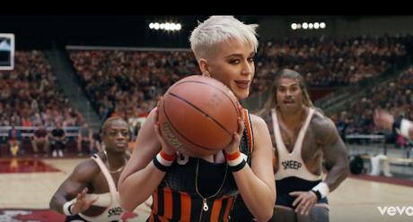 Une rencontre de basket délirante pour le clip Swish Swish de Katy Perry