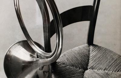 Chaise avec un cor français