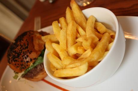 Burger, friites © Gourmets&Co .