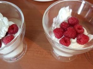 Mousse chocolat blanc et framboises Cliquer sur lesphotographies pour les agrandir