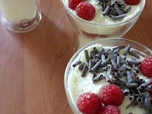 Mousse chocolat blanc et framboises Cliquer sur lesphotographies pour les agrandir