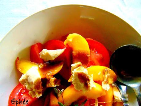 Salade de tomates, pêches, et fromage de haricots blancs