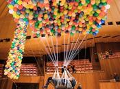 artiste s’envole grâce 20.000 ballons multicolores