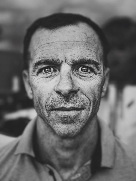 UNE LAMPE TORCHE, UNE SIMPLE BOÎTE A HAMBURGER ET UN IPHONE… POUR FAIRE DES PORTRAITS !