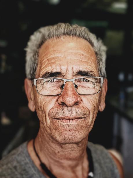 UNE LAMPE TORCHE, UNE SIMPLE BOÎTE A HAMBURGER ET UN IPHONE… POUR FAIRE DES PORTRAITS !