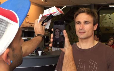 UNE LAMPE TORCHE, UNE SIMPLE BOÎTE A HAMBURGER ET UN IPHONE… POUR FAIRE DES PORTRAITS !