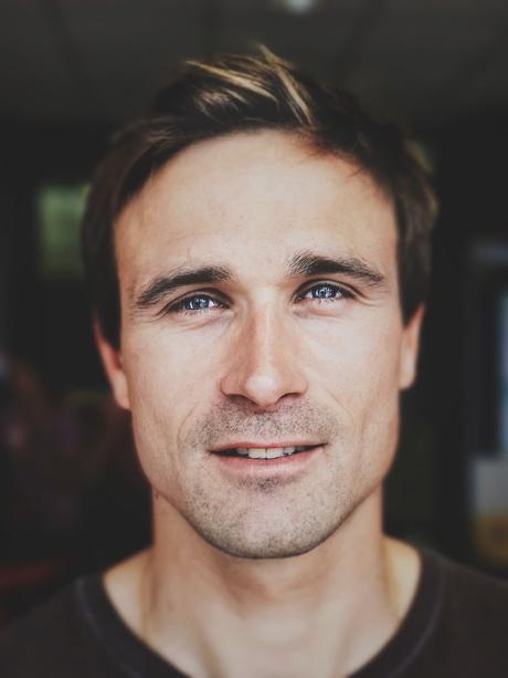 UNE LAMPE TORCHE, UNE SIMPLE BOÎTE A HAMBURGER ET UN IPHONE… POUR FAIRE DES PORTRAITS !