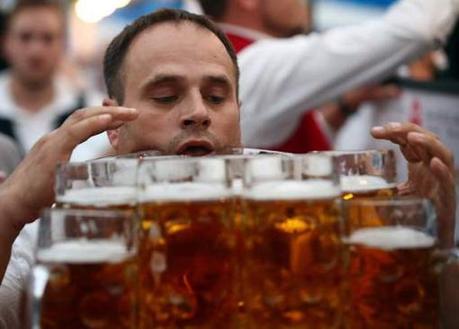 Le record de porter de chopes de bières battu par un Allemand