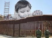 L’artiste installe œuvre géante frontière américano-mexicaine