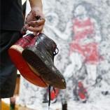 Un artiste utilise une Air Jordan 1 pour peindre un portrait de Michael Jordan