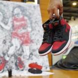 Un artiste utilise une Air Jordan 1 pour peindre un portrait de Michael Jordan