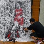Un artiste utilise une Air Jordan 1 pour peindre un portrait de Michael Jordan