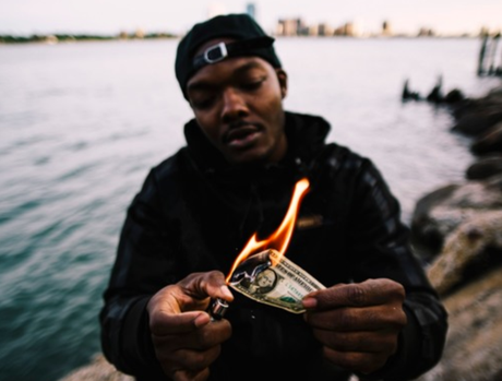 Le rappeur de Détroit L.A.Z fume tout, même ta paperasse