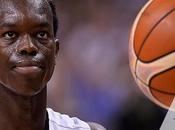 basketteur allemand oublie euros dans