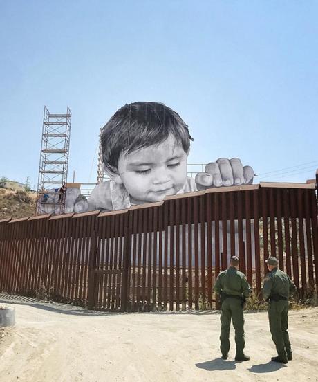 L’artiste JR tease son prochain projet à la frontière américano/mexicaine