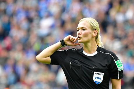 Bibiana Steinhaus, la première femme arbitre dans un championnat majeur européen