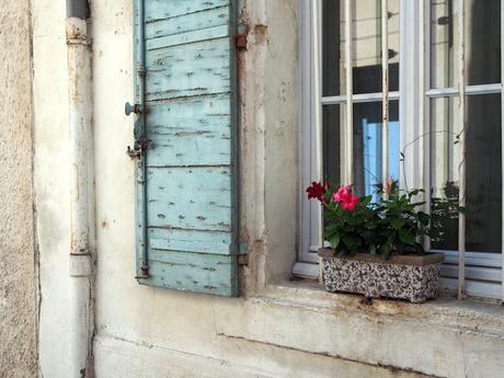 Arles : souvenirs de chats, de fissures et d'odeur de pierres chaudes