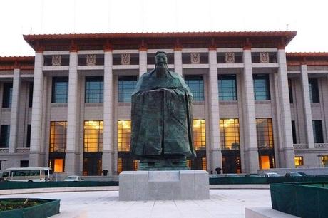 Statue de Confucius installée Place Tiananmen  en 2011 devant le Musée d'Histoire de la Chine, puis retirée, et installée à l'intérieur du Musée