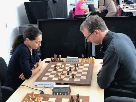 La championne du monde d'échecs 2010 Alexandra Kosteniuk joue à Paris ce samedi 16 septembre au Blitz d'Oscaro ! - Photo © Chess & Strategy