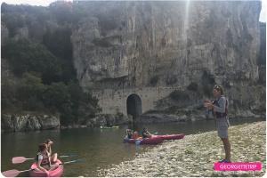 Le #GeorgetteTrip est passée en kayak sous le Pont d’Arc !