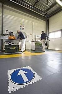 Revêtement de sol pour zones protégées contre les phénomènes électrostatiques