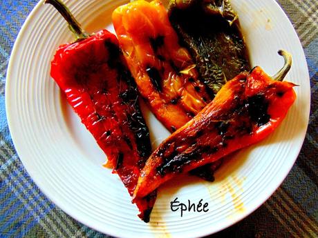 Piments et aubergines farcis comme des chiles rellenos, avec sauce au chou-fleur et seitan pané