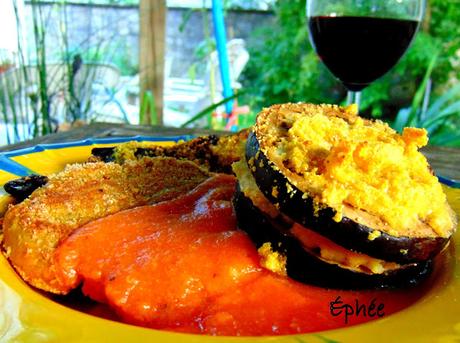 Piments et aubergines farcis comme des chiles rellenos, avec sauce au chou-fleur et seitan pané