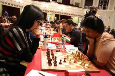 La joueuse d'échecs chinoise Hou Yifan et l'Indienne Dronavalli Harika lors de l'édition 2016 du tournoi de l'Ile de Man - Photo © site officiel