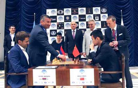  L'Arménien Levon Aronian avec les Blancs pour la première partie de la finale de la coupe du monde d'échecs face au Chinois Ding Liren - Photo © Anastasia Karlovich
