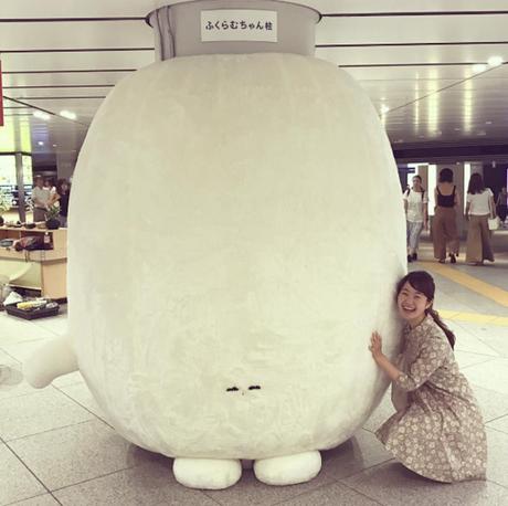 Installation d’un pilier à câlins géant dans la gare de Tokyo