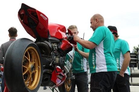 Bol D'or 2017, les mécaniciens s'affèrent sur les motos avant le départ