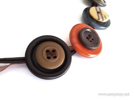 Un collier de boutons superposés facile à faire