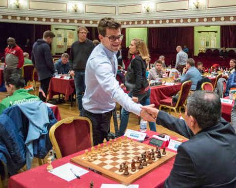 Le début de la ronde 5 avec en table 1 le champion du monde d'échecs en titre Magnus Carlsen (2827) face au Péruvien Julio Granda Zuniga (2653) - Photo © Maria Emelianova‏