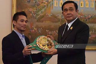 le thaïlandais Srisaket triple champion du monde WBC : 10 pompes pour tenue incorrecte (vidéo)
