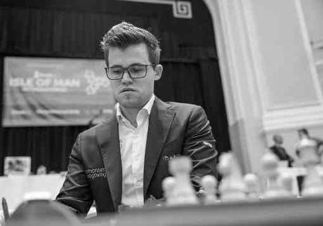 Ronde 8, le champion du monde d'échecs norvégien Magnus Carlsen a tactifié avec les Noirs l'Américain Fabiano Caruana - Photo © Maria Emelianova