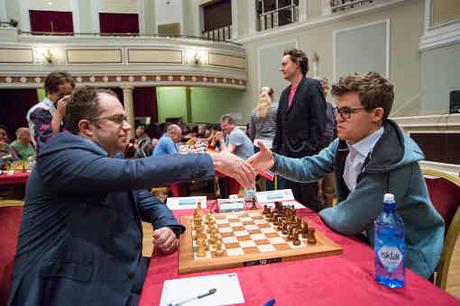 Ronde 6 et table 1, le champion du monde d'échecs norvégien en titre Magnus Carlsen bat avec les Noirs l'Ukrainien Pavel Eljanov - Photo © Maria Emelianova