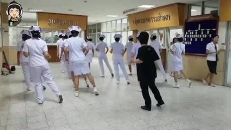 Le 1° ministre Thaïlandais fait danser les infirmiéres (clip)