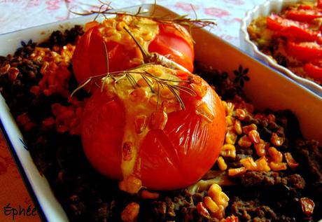 Plat de lentilles et tomates avec maïs