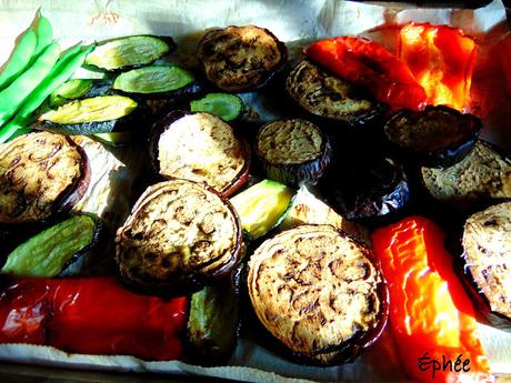 Gâteau salé méditerranéen à l'houmos et aux légumes grillés