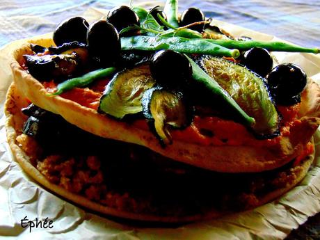 Gâteau salé méditerranéen à l'houmos et aux légumes grillés