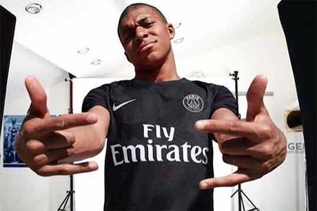 Mbappé entre encore un peu plus dans l’Histoire !!! Mbappe PSG maillot third