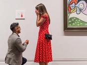 demande main accrochant tableau dans Metropolitan Museum